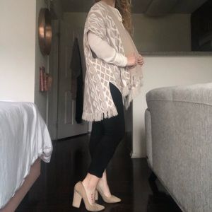 Old Navy Tan and White Aztec Print Open Poncho